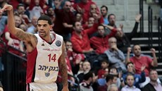 James Feldeine z Hapoelu Jeruzalém se raduje z trefy proti Nymburku. James Feldeine z Hapoelu Jeruzalém se raduje z trefy proti Nymburku.