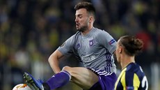 Antonio Milič (vlevo) z Anderlechtu zpracovává míč před Michaelem Freyem z... Antonio Milič (vlevo) z Anderlechtu zpracovává míč před Michaelem Freyem z...