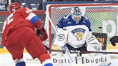 Michail Grigorenko (vlevo) z Ruska pálí na finského brankáře Juha Metsolu. Michail Grigorenko (vlevo) z Ruska pálí na finského brankáře Juha Metsolu.