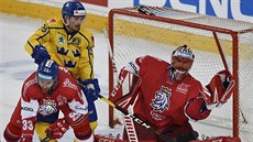 Český brankář Jakub Kovář chytá puk do lapačky. Vlevo bojují švédský útočník... Český brankář Jakub Kovář chytá puk do lapačky. Vlevo bojují švédský útočník...