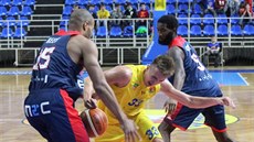 Opavský mladík Jakub Slavík (ve žlutém) proniká mezi Reginaldem Keelym (vlevo)... Opavský mladík Jakub Slavík (ve žlutém) proniká mezi Reginaldem Keelym (vlevo)...