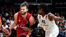 Danilo Barthel (vlevo) z Bayernu Mnichov útočí kolem Jeremyho Evanse z... Danilo Barthel (vlevo) z Bayernu Mnichov útočí kolem Jeremyho Evanse z...