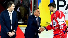 Šéf světového hokeje René Fasel (uprostřed) se zdraví s českým kapitánem... Šéf světového hokeje René Fasel (uprostřed) se zdraví s českým kapitánem...