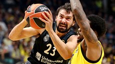 Kendrick Ray (vpravo) z Maccabi Tel Aviv brání Sergia Llulla z Realu Madrid.