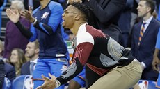 Russell Westbrook fandí svým spoluhrám z Oklahoma City bhem duelu s...