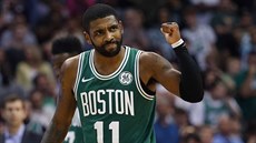 Kyrie Irving z Bostonu se raduje z trefy proti Phoenixu.