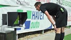 Hlavní rozhodčí Ondřej Berka zkoumá během zápasu Mladá Boleslav - Dukla Praha... Hlavní rozhodčí Ondřej Berka zkoumá během zápasu Mladá Boleslav - Dukla Praha...