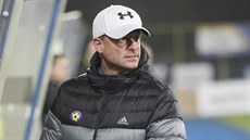 Jihlavský trenér Martin Svědík sleduje zápas s Ústím. Jihlavský trenér Martin Svědík sleduje zápas s Ústím.