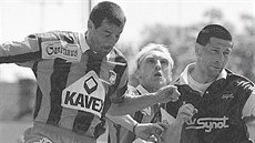 S KAPITÁNSKOU PÁSKOU. Obránce Miloš Slabý (vlevo) v dresu plzeňské Viktorie v... S KAPITÁNSKOU PÁSKOU. Obránce Miloš Slabý (vlevo) v dresu plzeňské Viktorie v...