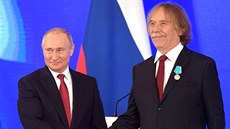 Jaromír Nohavica pijímá z rukou Vladimira Putina Pukinovu medaili (4....