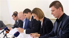 Tomáš Koláčný (první zprava) za Piráty, vedle něho budoucí brněnská primátora... Tomáš Koláčný (první zprava) za Piráty, vedle něho budoucí brněnská primátora...
