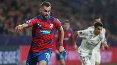 Plzeňský obránce Radim Řezník kontroluje balon v utkání Ligy mistrů proti Realu... Plzeňský obránce Radim Řezník kontroluje balon v utkání Ligy mistrů proti Realu...
