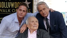 Kirk Douglas, jeho syn Michael a vnuk Cameron (Los Angeles, 6. listopadu 2018)