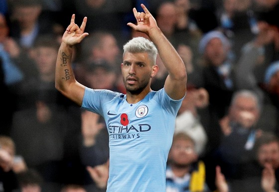 Sergio Agüero z Manchesteru City slaví svou trefu do sít mstského rivala...