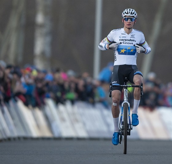 Holanan Mathieu Van Der Poel finiuje v závod Svtového poháru v Táboe.