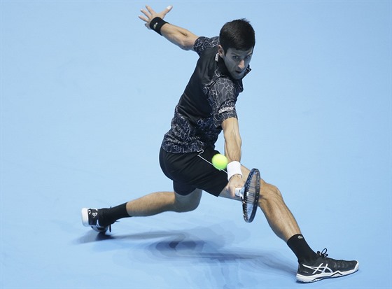 Novak Djokovi odehrává balon v zápase Turnaje mistr proti Kevinu Andersonovi.
