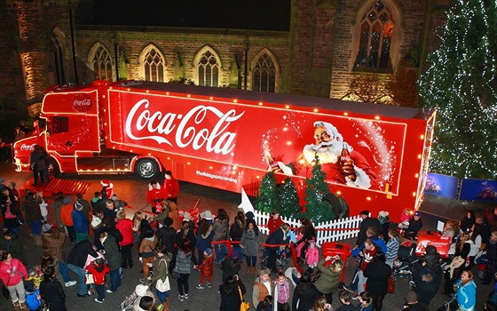 Vánoní kamion spolenosti Coca-Cola v britském Birminghamu (3. prosince 2013)