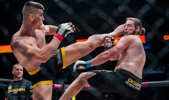 Milo Petráek (vlevo) a Jeremy Kimball v Oktagonu MMA