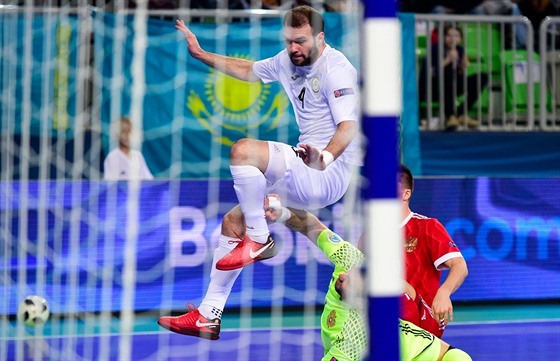 Futsalový stelec Taynan v bílém dresu Kazachstánu v utkání s Ruskem.