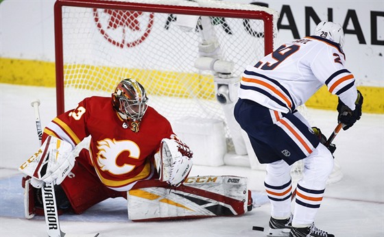 Leon Draisaitl z Edmontonu zkouí vyzrát na Davida Ritticha v brance Calgary.