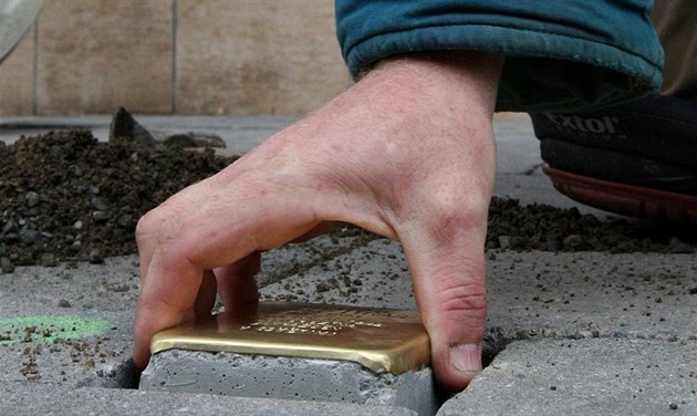 Takto vypadá jeden ze Stolperstein, který je umístn v Olomouci.