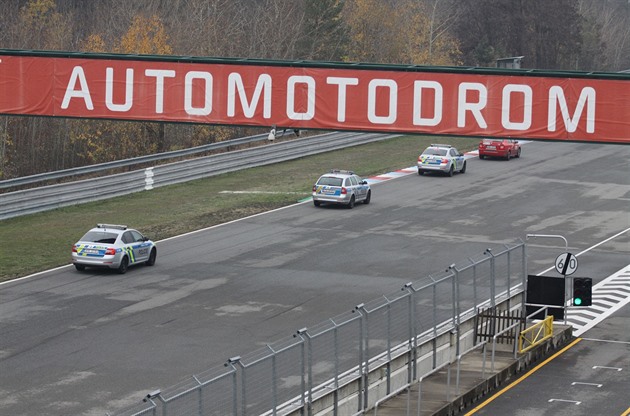 Záchranné sloky trénovaly ostrou jízdu na brnnském autodromu.