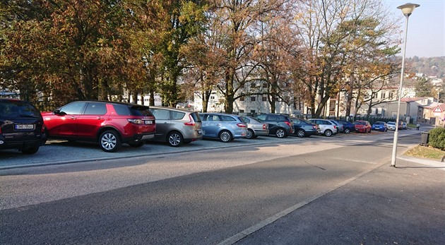 Parkování v Nemocniní ulici v Náchod.