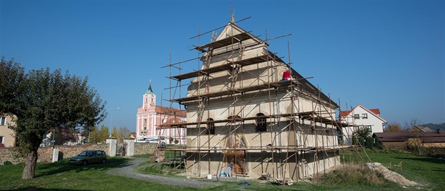 Pvodní kostelík se ve zlínské ásti típa nachází poblí majestátního kostela...