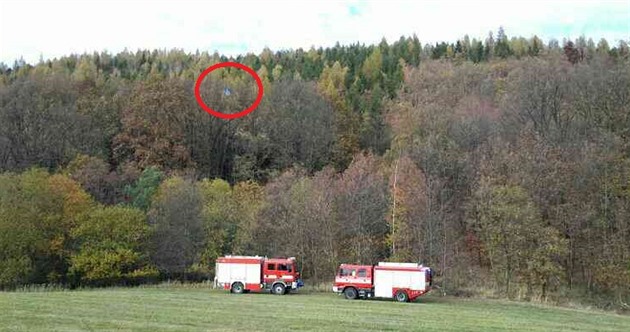 Paraglidistka uvázla u Lipníku nad Bevou v korunách strom ve zhruba...