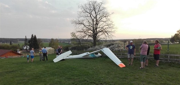 Nehoda sportovního kluzáku. Pilot nezvládl dolett na letit v Plasích na...