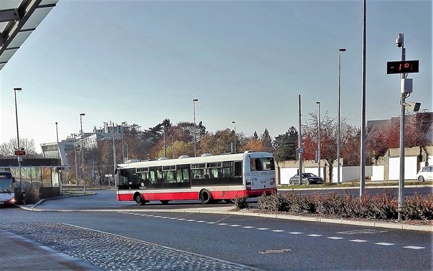 Dobrý den, o víkendu se nám na autobusovém nádraží na Veleslavíně vytvořila miniaturní mrazová kotlinka. Ty hodiny jsou od sebe cca 20 metrů - jedno místo, jeden čas, dvojí teplota... Foceno v neděli 11.11. po 14. hodině na Praze 6, na autobusovém nádraží