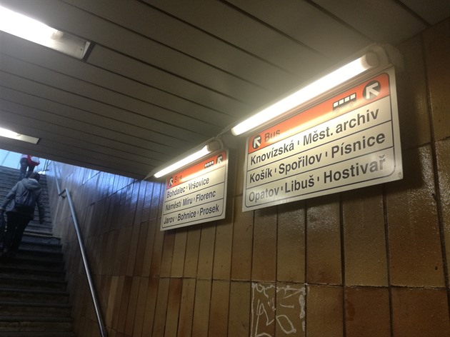 Dobrý den vážená redakce, na ukazatelích v metru Chodov jsem si všimla špatně směřujících cedulí. Jsou tu dva ukazatele na směr Písnice u dvou různých východů. Obrázek s názvem Ukazatel 2 je špatně (stará verze - dříve tam autobus do Písnice jezdil). Sprá