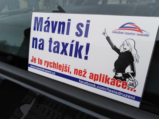 Taxikáři budou dnes protestovat před úřadem vlády proti nelegálním taxikářům Uber a Tafixy. Sešly se na náměstí Jana Palacha. Účast je nízká a vše probíhá klidně.