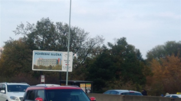 Dobrý den, posílám fotografie věci, ze které mě každé ráno mrazí. Dvojnásobná reklama na pohřební službu v přímé blízkosti Thomayerovy nemocnice, to se nedá označit jinak než slovem hyenismus.