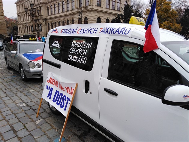 Protest taxikářů proti Uber a Taxify na náměstí Jana Palacha před Rudolfinum.
