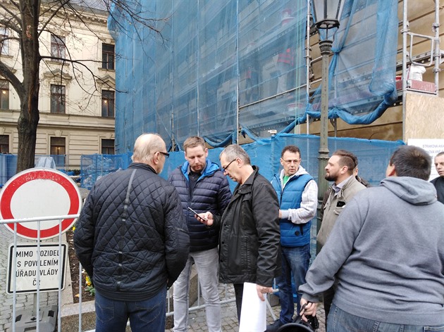 V tuto chvíli jsou taxikáři u úřadu vlády, nábřeží Edvarda Beneše není blokováno a akce probíhá v poklidu. Na vyjádření čekají spíše novináři.