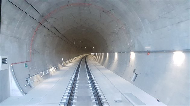 Jízda tunelem oima prvního cestujícího. (16. listopadu 2018)