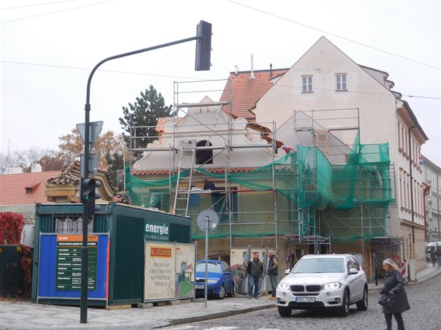 Kdysi domeek patící Slávce Budínové bude po rekonstrukci patit likérce Rudolf Jelínek. Rekonstruovaný areál poslouí jako reprezentativní firemní prodejna. V podzemí bude umístn archiv destilát a spoleenský prostor Spolku pátel Jelínkovy slivovice.