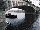 Na mostu Legií v Praze TSK kontroluje technický stav, provoz tramvají bude přerušen do 26. 11. kvůli omezení jezdí výlukové linky 32 a 39. Na mostu Legií v Praze TSK kontroluje technický stav, provoz tramvají bude přerušen do 26. 11. kvůli omezení jezdí výlukové linky 32 a 39.