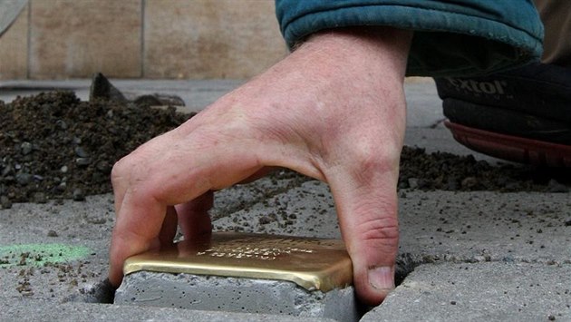 Takto vypadá jeden ze Stolpersteinů, který je umístěn v Olomouci. Takto vypadá jeden ze Stolpersteinů, který je umístěn v Olomouci.