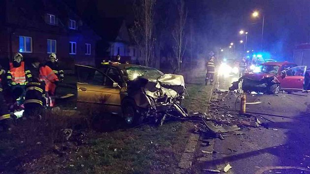 Účastníci nehody nebyli podle hasičů připoutaní. Účastníci nehody nebyli podle hasičů připoutaní.