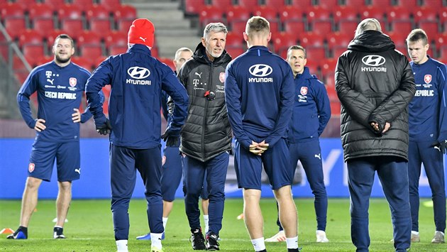 Trenér Jaroslav Šilhavý (uprostřed) během tréninku české fotbalové reprezentace... Trenér Jaroslav Šilhavý (uprostřed) během tréninku české fotbalové reprezentace...