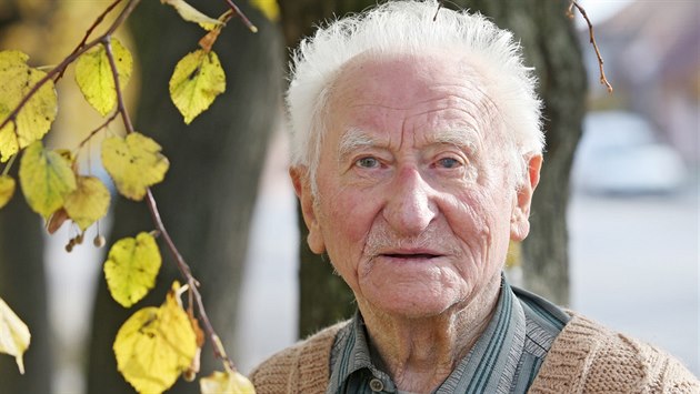 Zemědělec, politický vězeň, traktorista a spisovatel Miloslav Růžička Zemědělec, politický vězeň, traktorista a spisovatel Miloslav Růžička