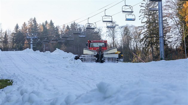 Na Monínci se chystají spustit lyžařskou sezonu, rolby rozhrnují uměle... Na Monínci se chystají spustit lyžařskou sezonu, rolby rozhrnují uměle...