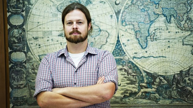 Učitel dějepisu Zbyněk Sturz se snaží, aby jeho studenti přemýšleli o historii... Učitel dějepisu Zbyněk Sturz se snaží, aby jeho studenti přemýšleli o historii...