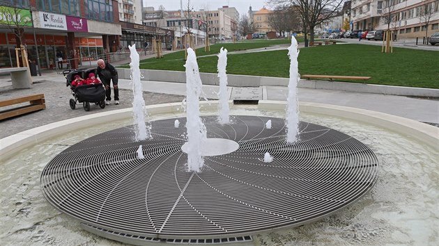 Nově opravené Smetanovo náměstí v Havlíčkově Brodě je plné zeleně a vody. V... Nově opravené Smetanovo náměstí v Havlíčkově Brodě je plné zeleně a vody. V...