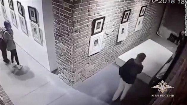Při focení selfie snímku poničila jedna z návštěvnic muzea v ruském... Při focení selfie snímku poničila jedna z návštěvnic muzea v ruském...