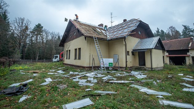 Začala rekonstrukce hájovny U Dvou šraňků v hradeckých lesích (13.11.2018). Začala rekonstrukce hájovny U Dvou šraňků v hradeckých lesích (13.11.2018).
