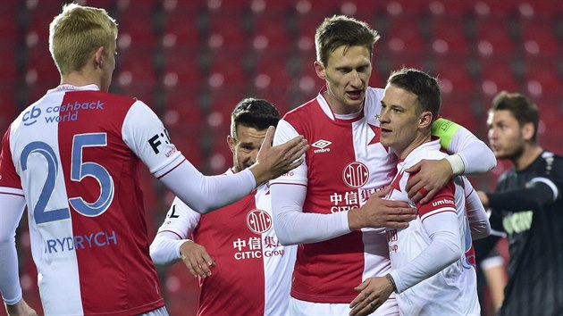 Autor prvního gólu Jan Sýkora (vpravo) ze Slavie se raduje se spoluhráči. Vedle... Autor prvního gólu Jan Sýkora (vpravo) ze Slavie se raduje se spoluhráči. Vedle...