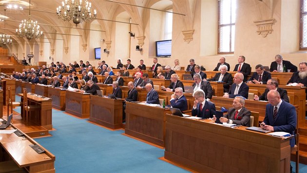 Senát na své ustavující schůzi ve 12. funkčním období. Senát na své ustavující schůzi ve 12. funkčním období.
